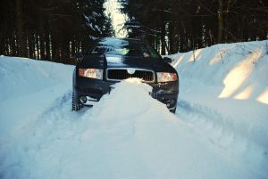 car-trapped-in-the-snow-on-a-winter-road-1134106-m